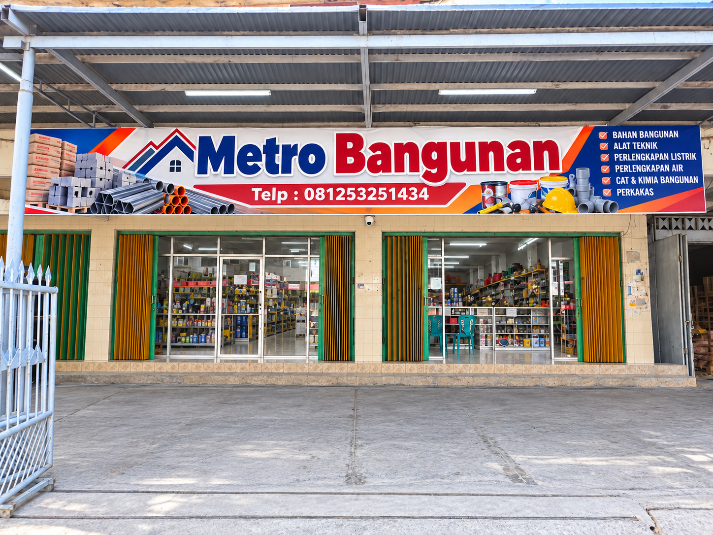 Tampak depan Toko Metro Bangunan di Jl. Pulau Indah, Kupang